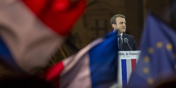 Emmanuel Macron, candidat du mouvement En Marche ! à la présidentielle 2017, parle devant la presse et ses supporteurs au Carrousel du Louvre à Paris, dimanche 7 mai 2017.