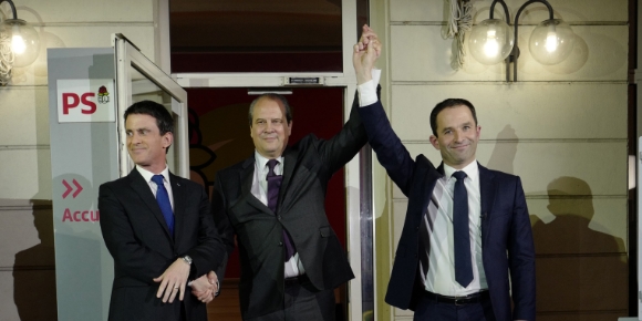 Les deux finalistes des primaires de la gauche pour l'élection présidentielle, Manuel Valls et Benoit Hamon, se présentent, aux côtés du secrétaire général du PS Jean-Christophe Cambadelis, devant leurs sympathisants et les journalistes, le 29 janvier 2017 au siège du Parti Socialiste à Paris, après les résultats du vote et la victoire de Benoit Hamon.