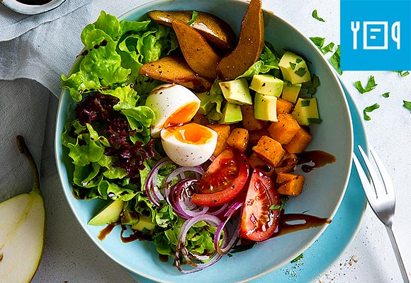 Rezept: Salat-Bowl mit Süßkartoffeln und Balsamico-Birnen