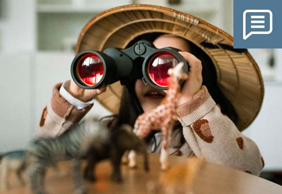 Personenabbildung: Kind mit Fernglas