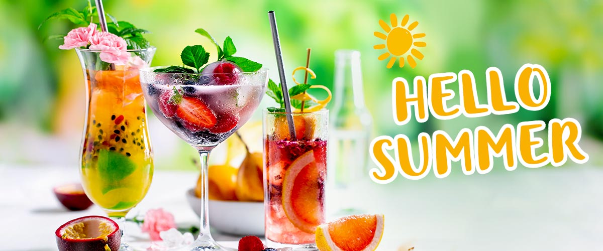 Abbildung versch. gefüllter Coktailgläser; Schriftzug: Hello Summer