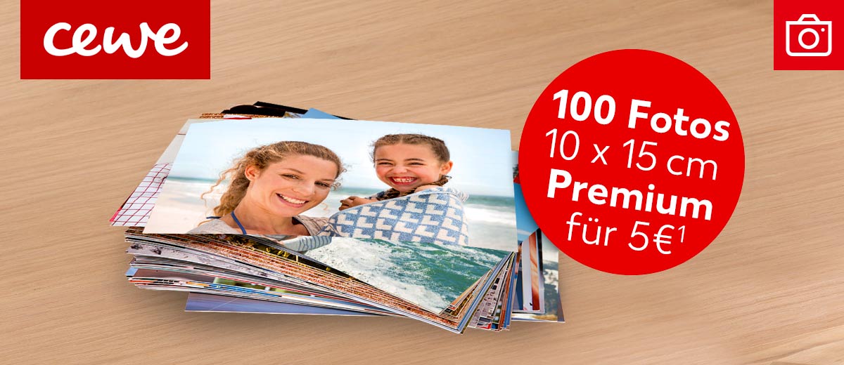 Cewe-Logo; Fotoabzüge auf Tisch; Hinweis: 100 Fotos 10 x 15 Premium für 5 Euro