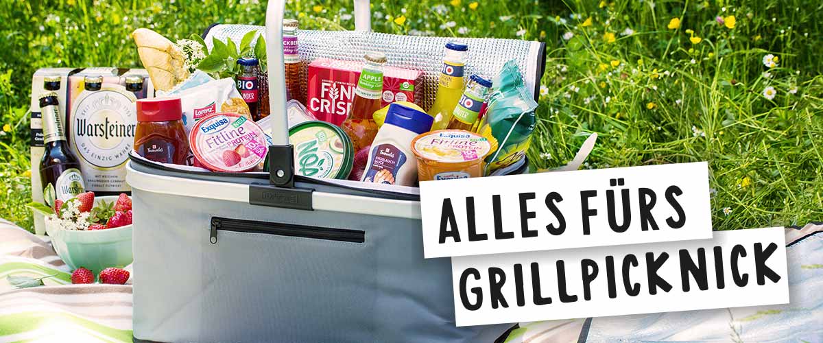 Gefüllter Korb auf Picknickdecke; Schriftzug: Alles fürs Grillpicknick