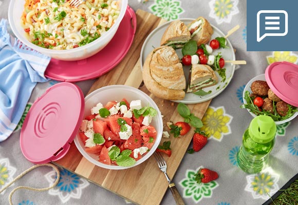 Szene eines Picknicks mit Salaten und Fingerfood