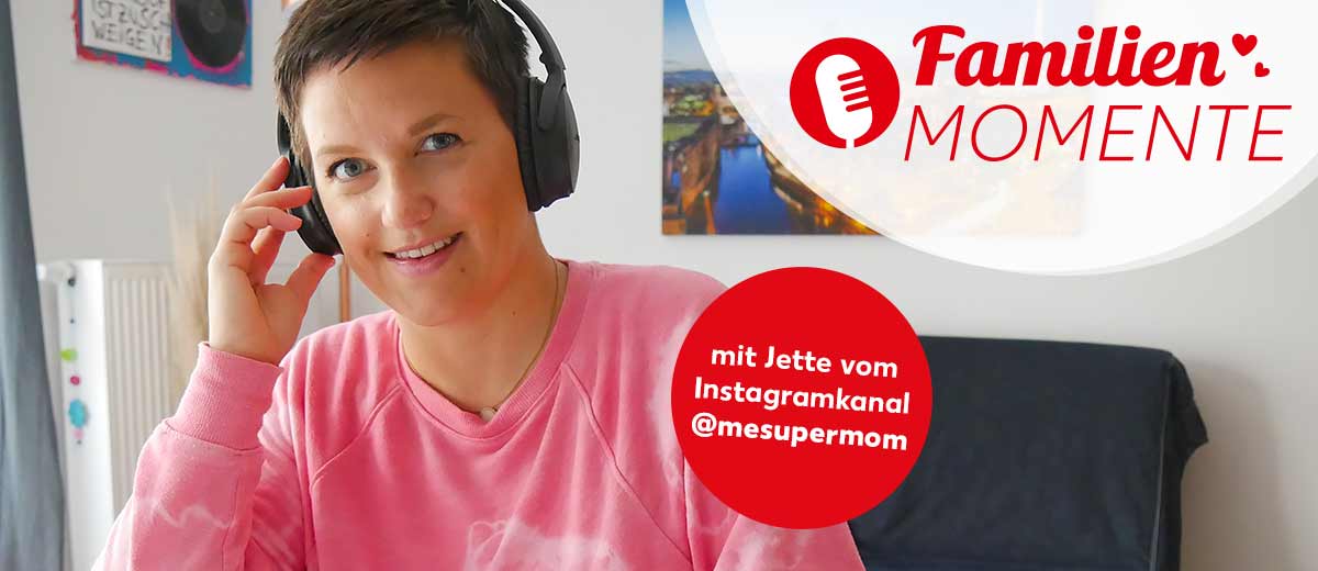 Bild: Frau mit Kopfhörern; Schriftzug: FamilienMomente; Mit Jette vom Instagramkanal @mesupermom
