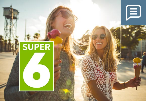 Bild: zwei Frauen lachen mit Eis in der Waffel; Schriftzug: Super 6