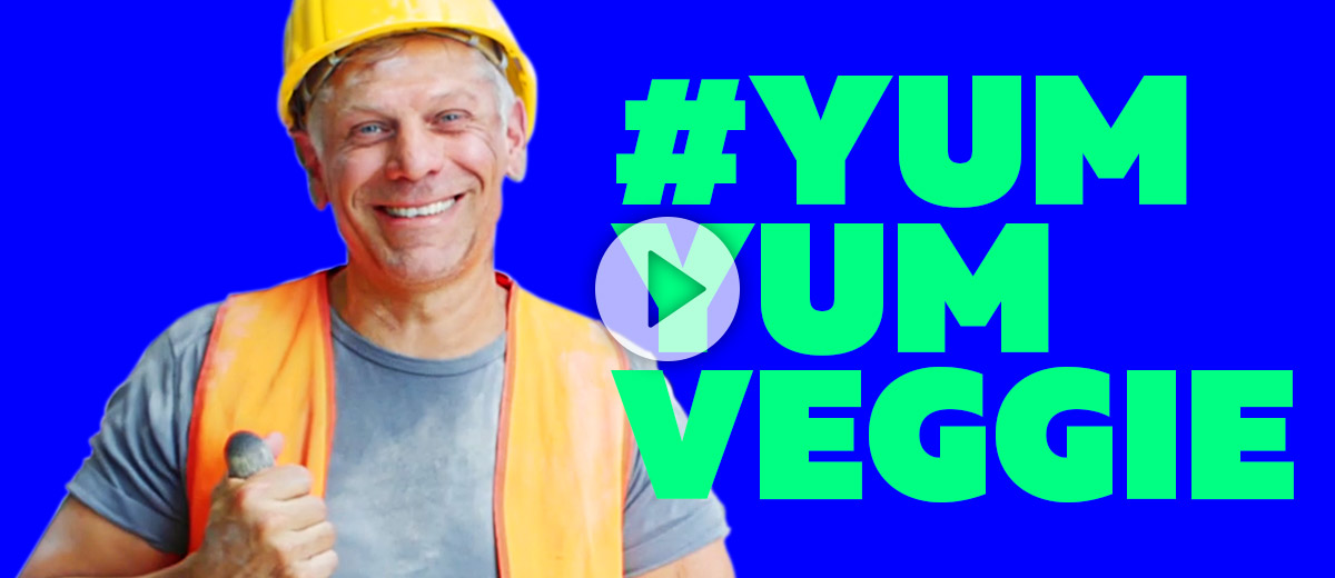 Abbildung: Bauarbeiter und „Play-Zeichen”; Schriftzug: #yumyumveggie