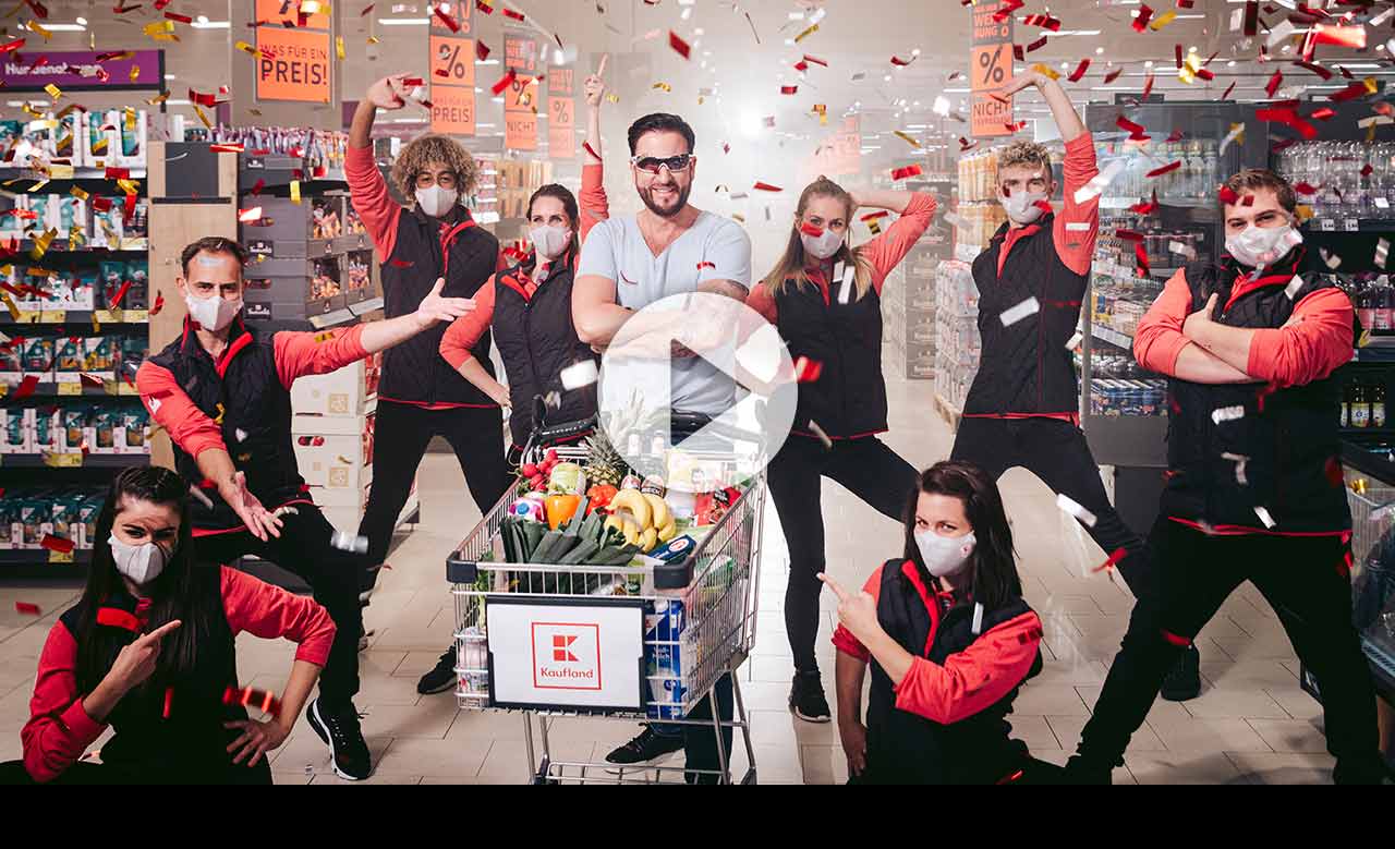 Zum Video; Michael Wendler in Kaufland-Markt mit vollem Einkaufswagen, Kaufland-Mitarbeitern und Konfetti