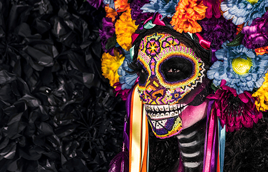 Une femme mexicaine est déguisée pour la fête traditionnelle El día de los Muertos qui célèbre les morts les 1er et 2 novembre de chaque année.