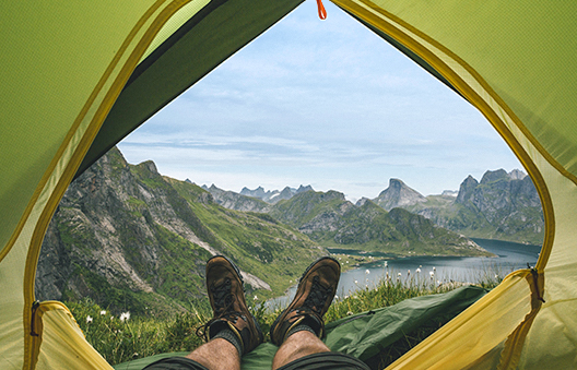 Contempler depuis sa tente l’île de Moskenesøya dans l’archipel des Lofoten. © Gustafsson/Westend61 / Photononstop