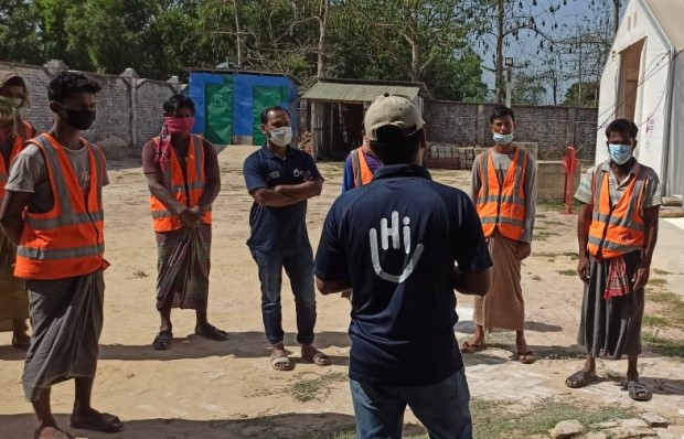 Session de sensibilisation du personnel à l'épidémie de COVID-19 au Bangladesh. 