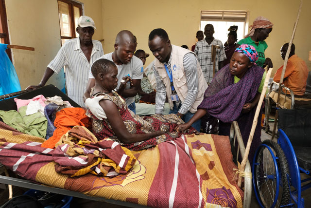 Handicap International déploie au Soudan du Sud des équipes mobiles d'urgence. Elles apportent soins de réadaptation et soutien psychosocial aux personnes déplacées vulnérables dans les zones affectées par les conflits.