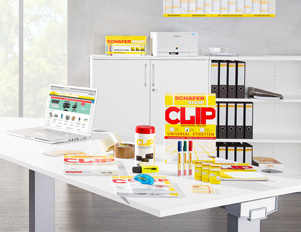 Schreibtisch mit Produkten von der Eigenmarke Schäfer Shop