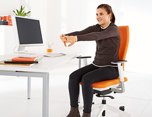Dehnübungen am Arbeitsplatz im Büro