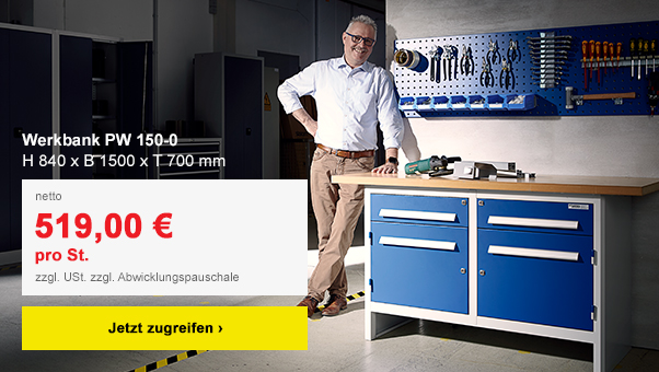 Person angelehnt an einer Werkbank