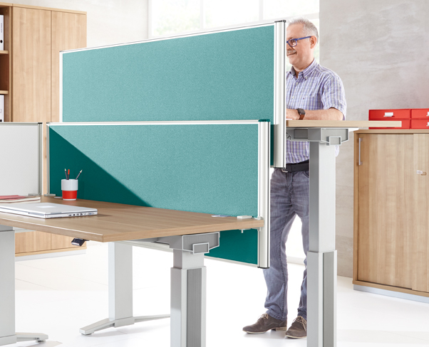 Tischtrennwand unterstützt die Schallreduzierung im Büro