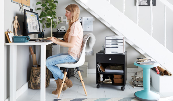 Homeoffice in enger Nische unter der Treppe mit passenden Büromöbeln