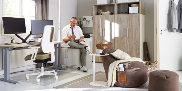Homeoffice im eigenen Arbeitszimmer, viel Platz und Freiraum