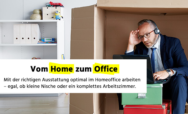 Mitarbeiter im Homeoffice, versteckt im Karton