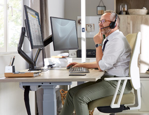 Mitarbeiter am Schreibtisch im Homeoffice in eigenem Arbeitszimmer