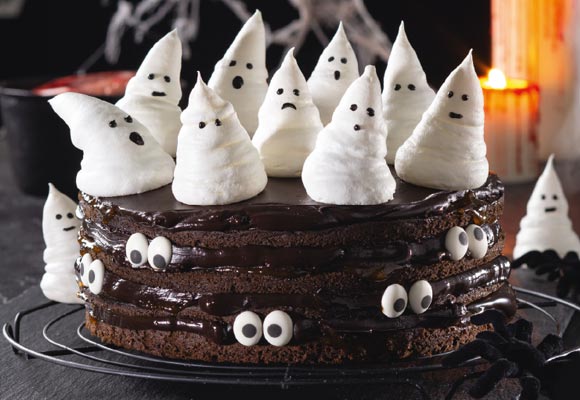 Rezeptbild: Halloweentorte mit Baiser-Geistern