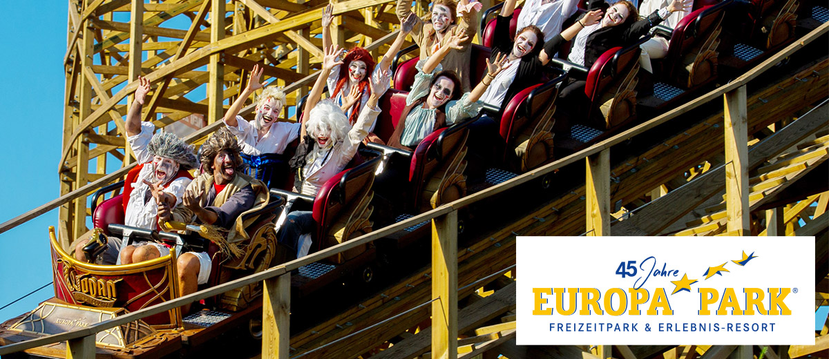 Menschen in Halloween-Kostümen sitzen in der Achterbahn; Logo: 45 Jahre Europa-Park® – Freizeitpark & Erlebnis-Resort