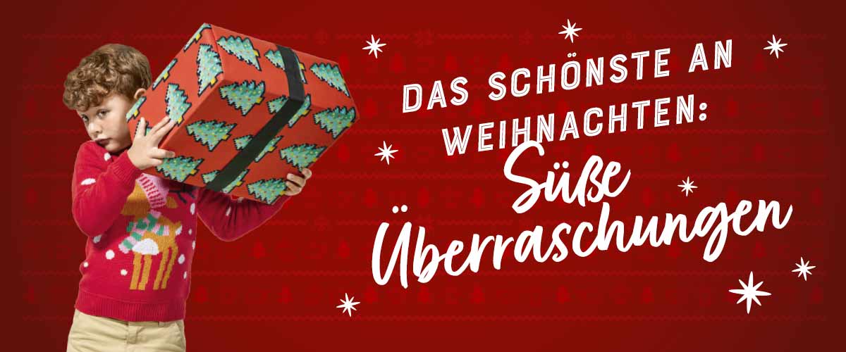 Schriftzug: Das Schönste an Weihnachten: süße Überraschungen; Junge mit Weihnachtsgeschenk in den Händen