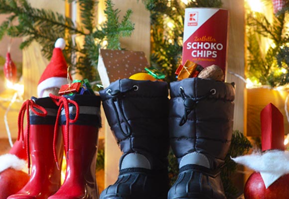 Abbildung: schön dekorierte Stiefel mit Geschenken