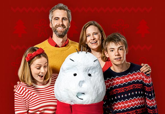 Abbildung: Eltern mit Sohn und Tochter und einem Schneemann in der Mitte