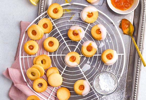 Rezeptbild: Zitronenkekse mit Marmelade und Glasur