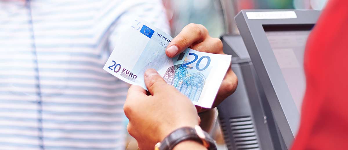 Kunde nimmt 20-Euro-Schein entgegen