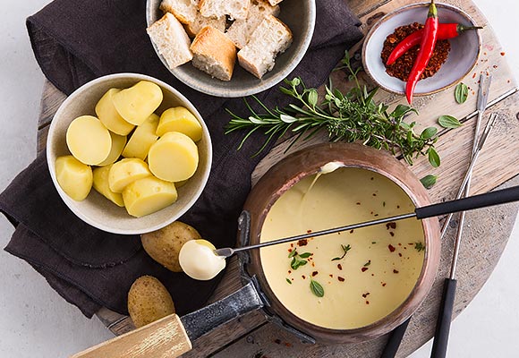 Abbildung: Käsefondue mit versch. Zutaten