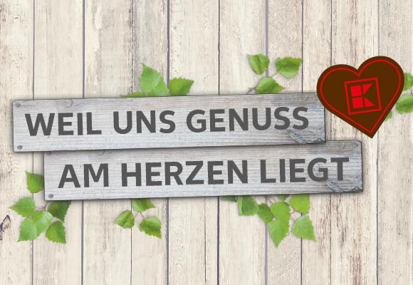 Hintergrund: Holz; Schriftzug: WEIL UNS GENUSS AM HERZEN LIEGT; Logo: Kaufland-K