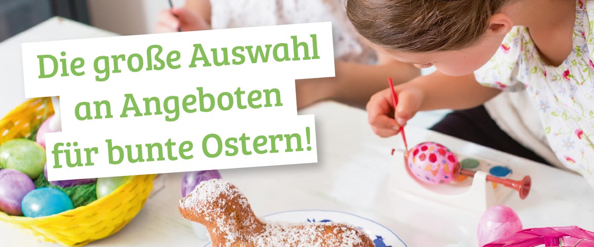 Schriftzug: Die große Auswahl an Angeboten für bunte Ostern! Abbildung: Kinder bemalen Ostereier; bereits bemalte Ostereier liegen in einem gelben Korb und ein Osterlamm ist auf einem Teller