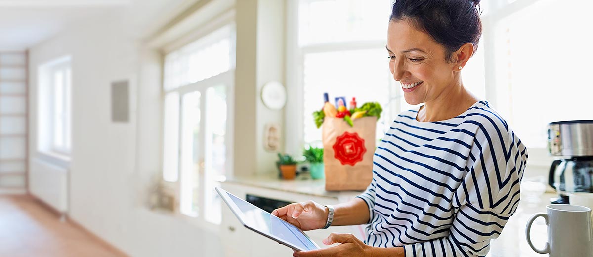 Frau macht unsere Kundenzufriedenheitsumfrage an einem Tablet