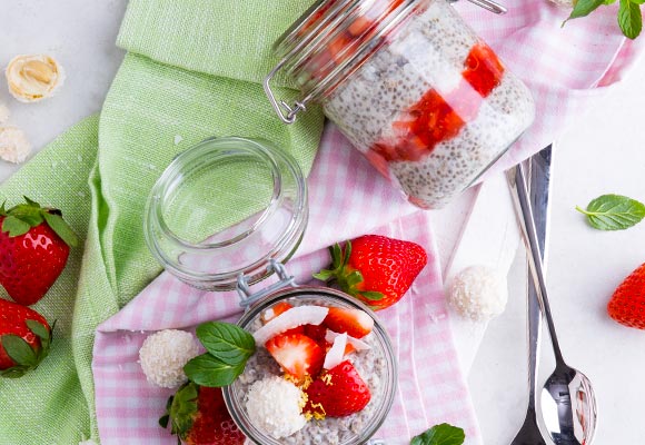 Rezept: Chia-Pudding mit Kokos und Erdbeeren