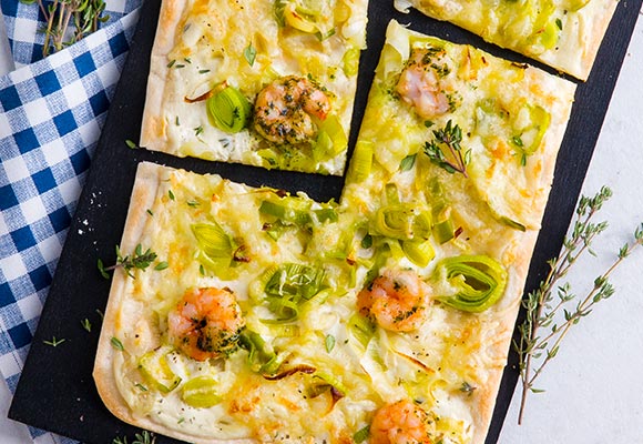 Rezeptbild: Flammkuchen mit Garnelen
