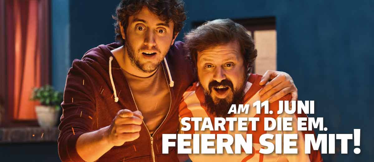 Schriftzug: AM 11. JUNI STARTET DIE EM: FEIERN SIE MIT!; Abbildung: zwei Männer fiebern mit