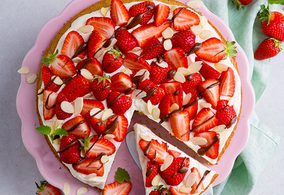 Rezeptbild: Mandel-Erdbeertorte mit Kokosblütenzucker