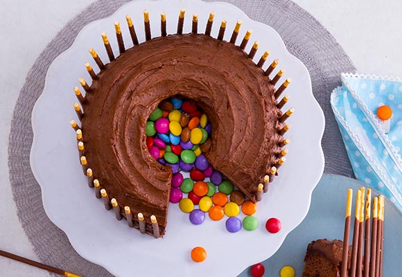 Rezept: Piñata-Torte mit Smarties