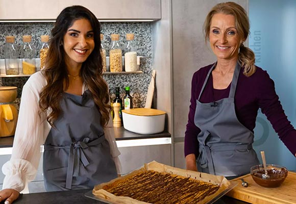 Ernährungsexpertin Dr. Alexa Iwan und Instagrammerin Jasmin in der Küche