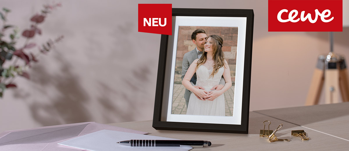 Logo: CEWE; Störer: NEU; Abbildung: Foto mit schwarzem Holzrahmen