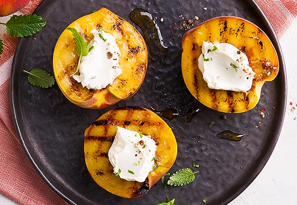 Rezept: Gegrillte Pfirsichhälften mit Ziegenfrischkäse-Topping