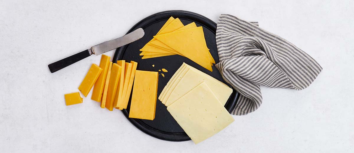 Abbildung: versch. Sorten Cheddar auf einem Teller