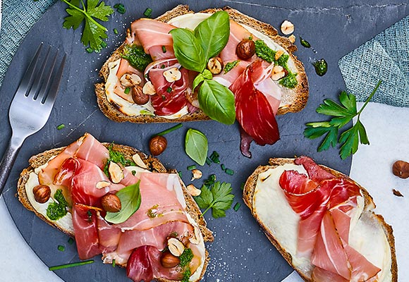 Rezept: Gegrilltes Brot mit gratiniertem Frischkäse und Pesto
