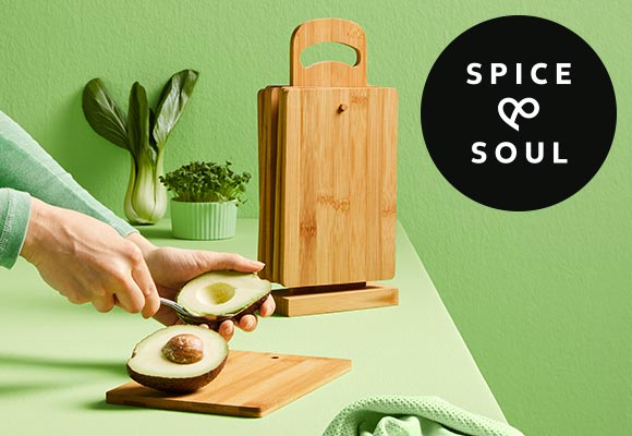 Logo: SPICE&SOUL®; Produkttabbildung: Frühstücksbrettchen-Set; Avocado wird auf dem Brett aufgeschnitten