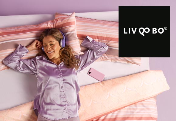 Logo: LIV&BO®; Produktabbildung: Wendebettwäsche-Set und Frau im Pyjama