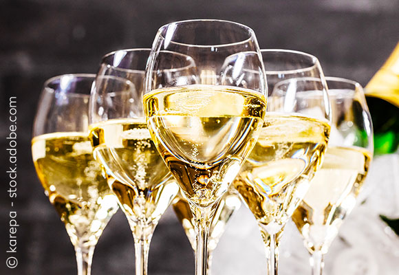 Abbildung: Sektgläser mit Sekt