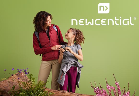 Logo: NEWCENTIAL®; Abbildung: Frau und Mädchen in Trekkingklamotten mit Rucksack