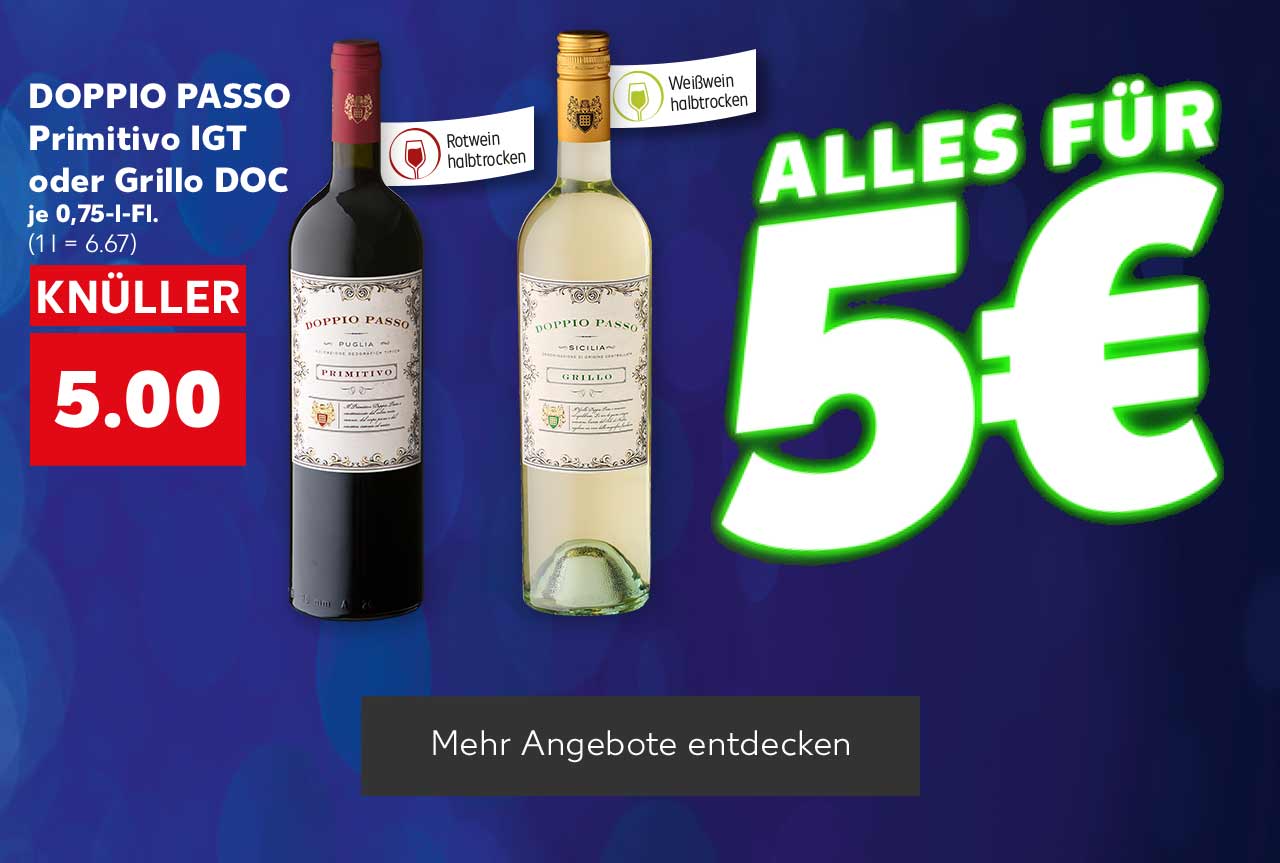 Schriftzug: ALLES FÜR 5€; DOPPIO PASSO Primitivo IGT oder Grillo DOC, versch. Sorten, je 0,75-l-Fl. für 5.00 Euro (1 l = 6.67); Fähnchen an den jeweiligen Flaschen: Rotwein halbtrocken; Weißwein halbtrocken; Button: Mehr Angebote entdecken